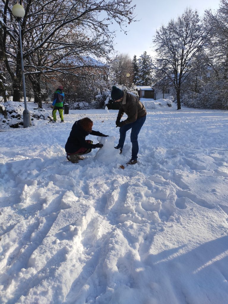 Zeni Team building a snowman 02